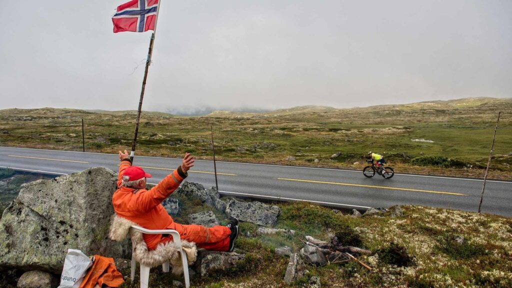 Ciclista compitiendo en Norseman por una carretera de montaña en Noruega durante la prueba extrema
