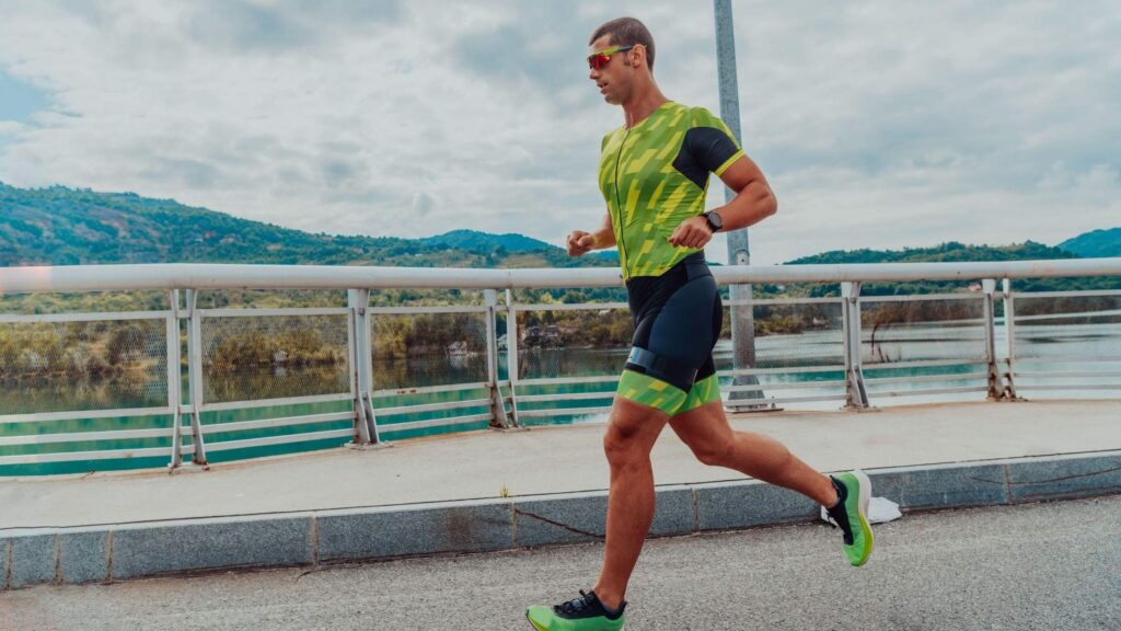 Triatleta popular entrenando en solitario en una imagen sobre presión por mejorar tiempos