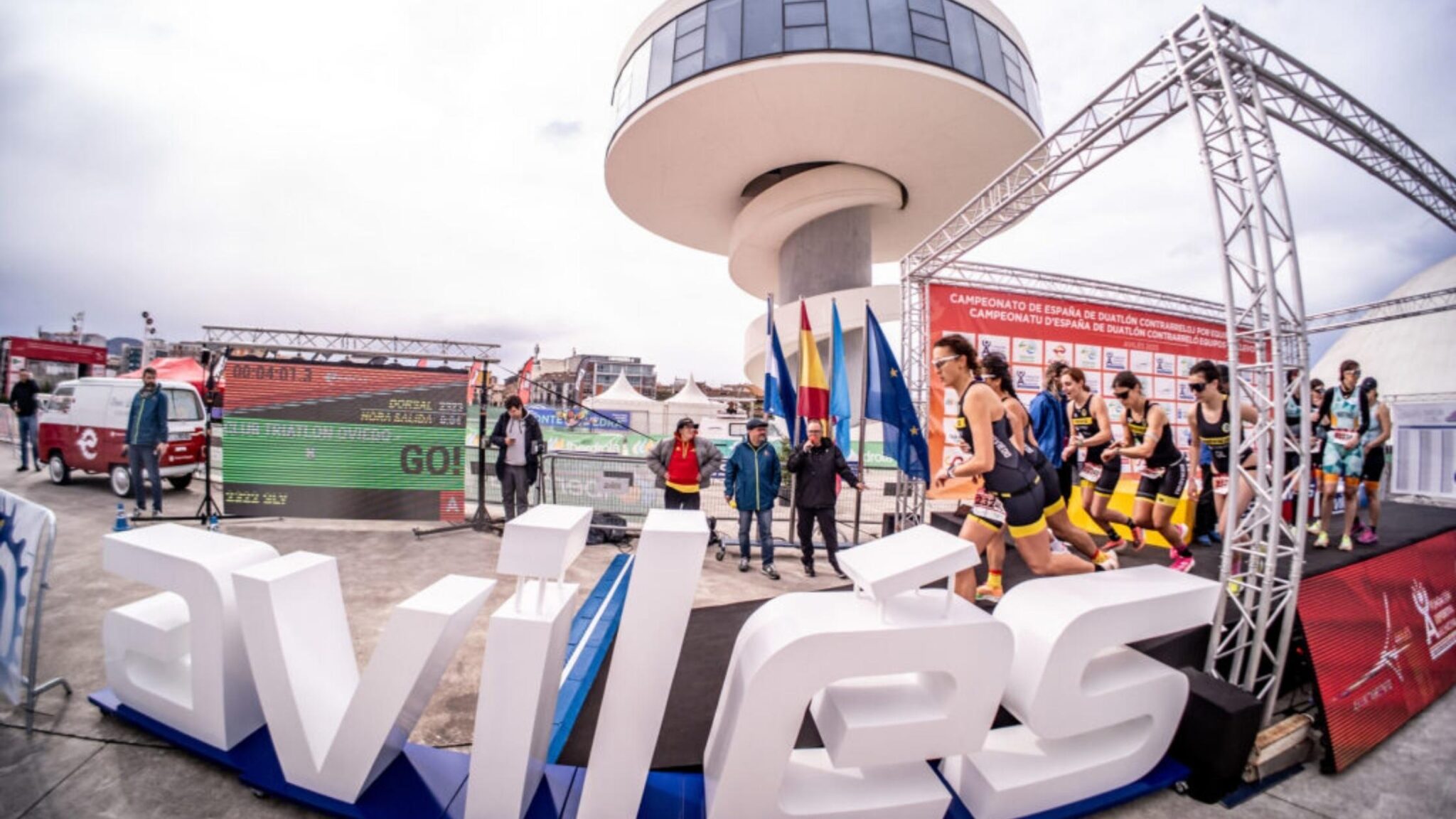 Salida del Campeonato de España de Duatlón Avilés 2026 junto al Centro Niemeyer