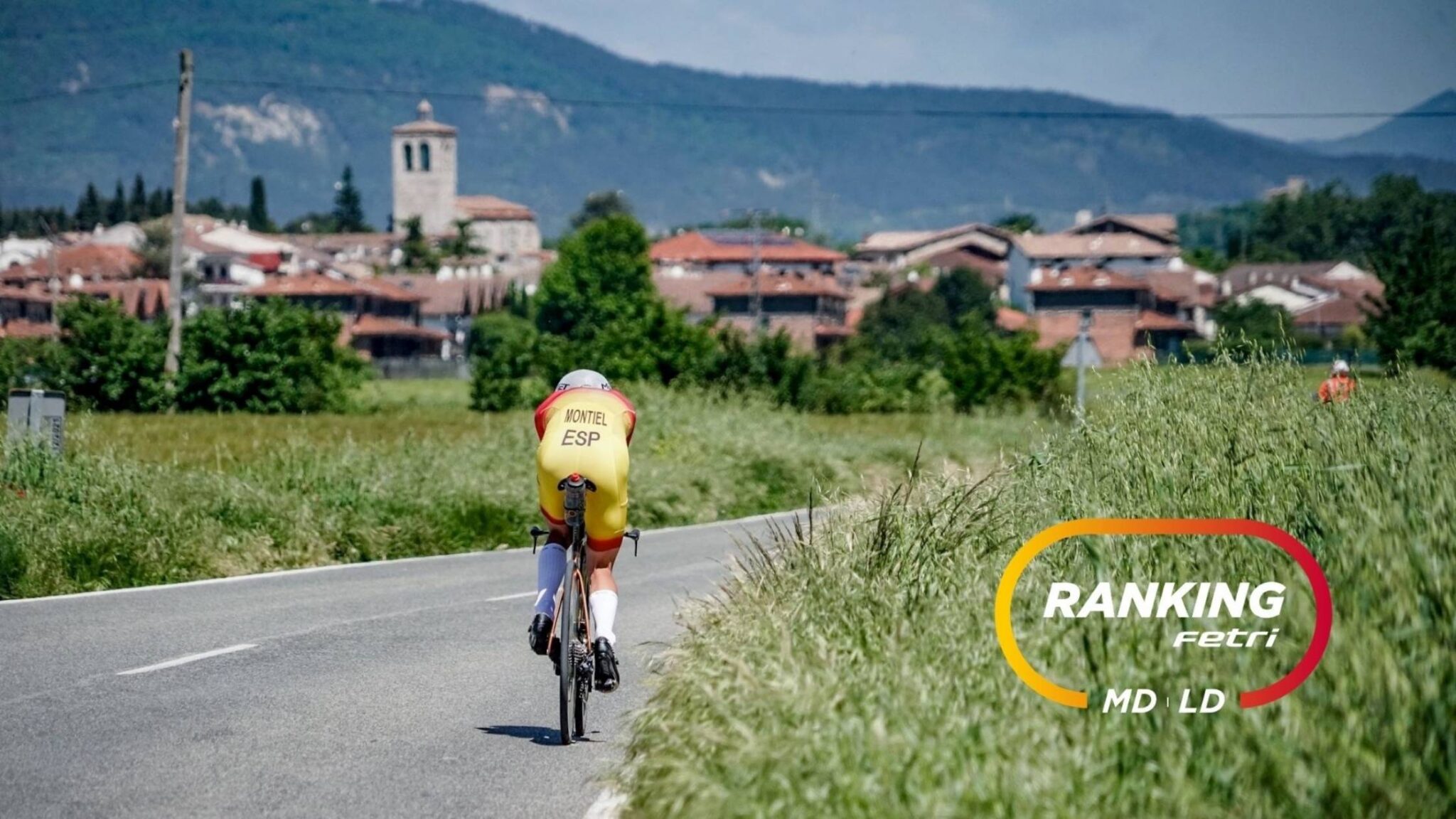 ALT: Triatleta de la selección española compitiendo en carretera en una imagen del Ranking FETRI de media y larga distancia