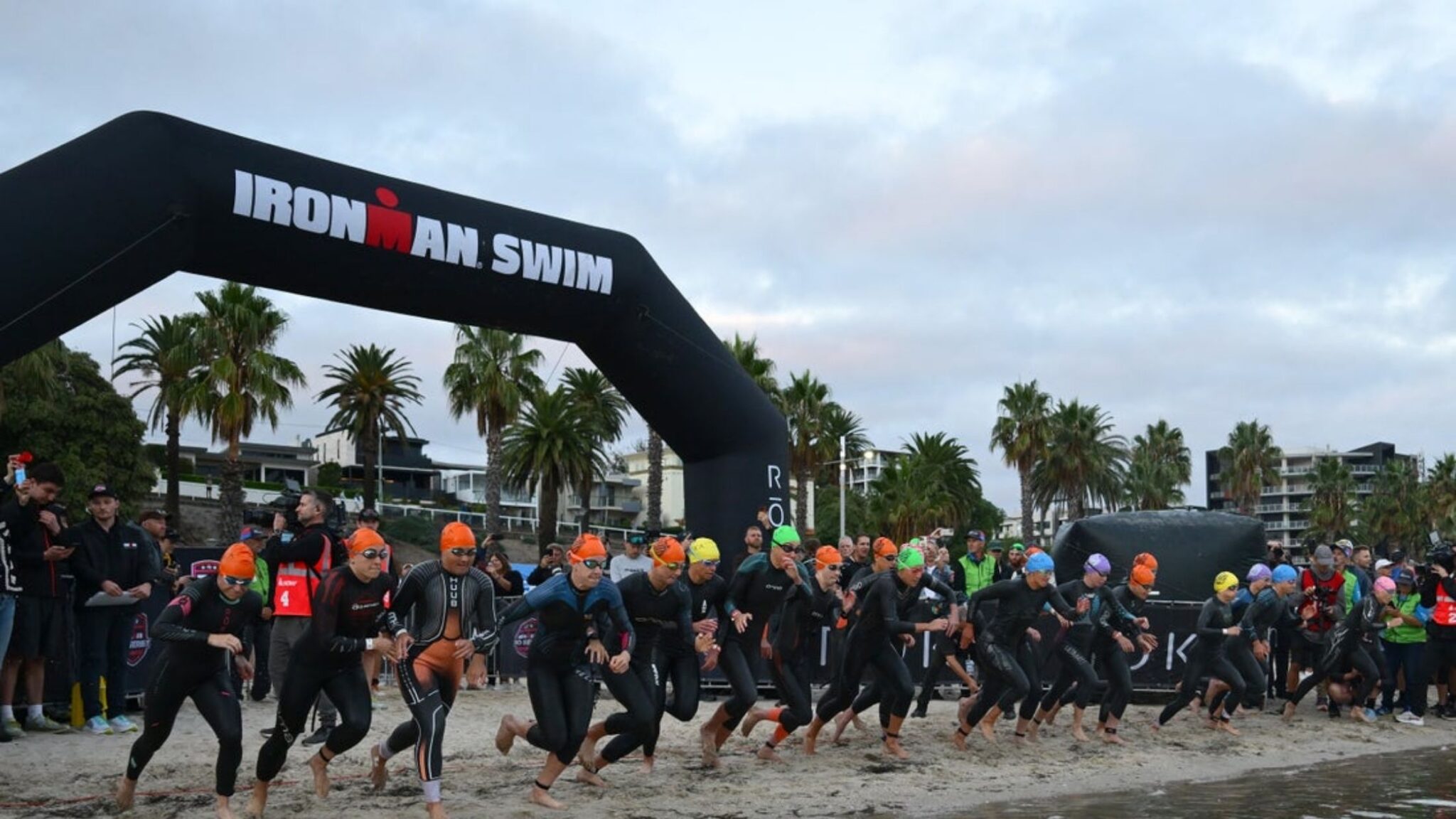 Salida de la natación en una prueba IRONMAN 70.3 con triatletas entrando al agua