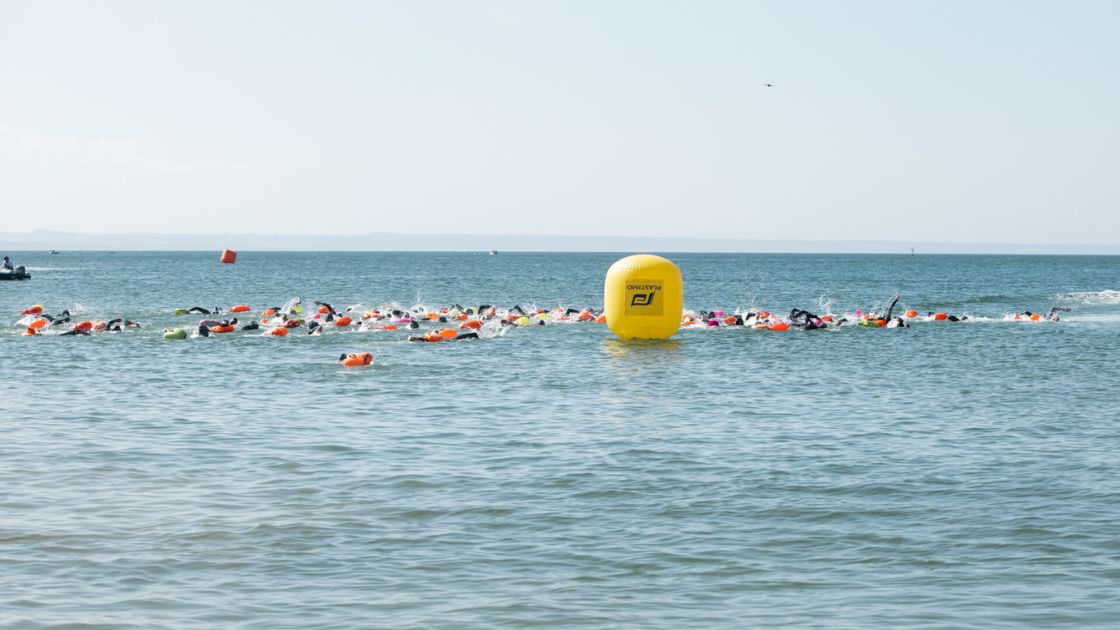 Salida de nadadores en una prueba de natación en aguas abiertas del Swim Grand Prix Cascais