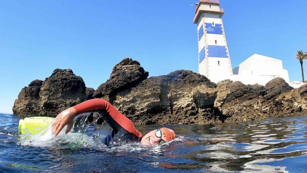 Triatleta nadando en aguas abiertas en Cascais para preparar un IRONMAN