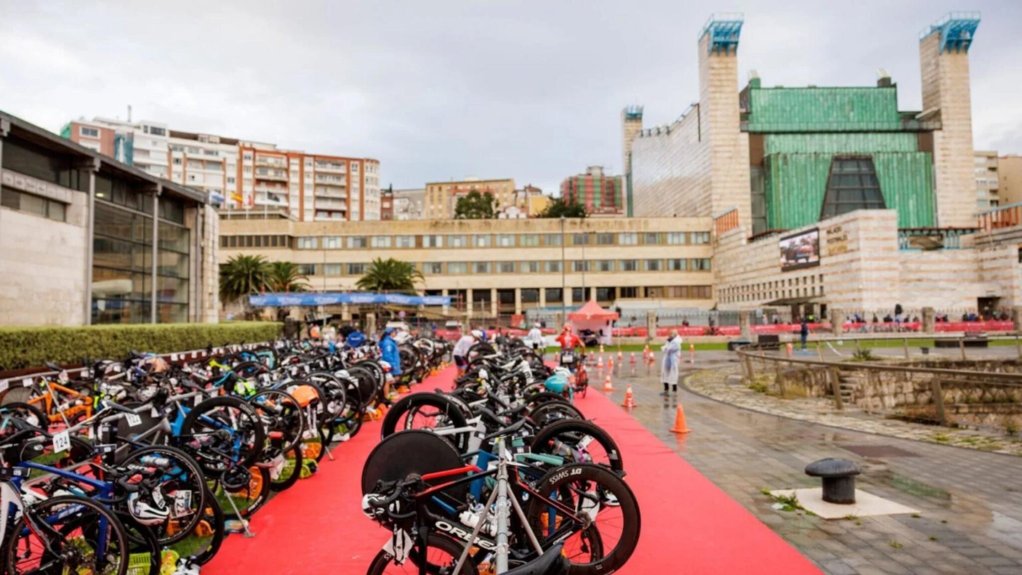Zona de transición del Triatlón Ciudad de Santander 2026 en un entorno urbano de la ciudad