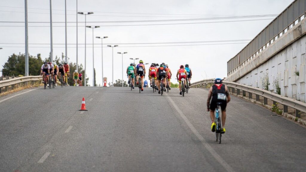 Ciclistas en el segmento de bici del Triatlón de Sevilla 2026, prueba aplazada al 7 de junio
