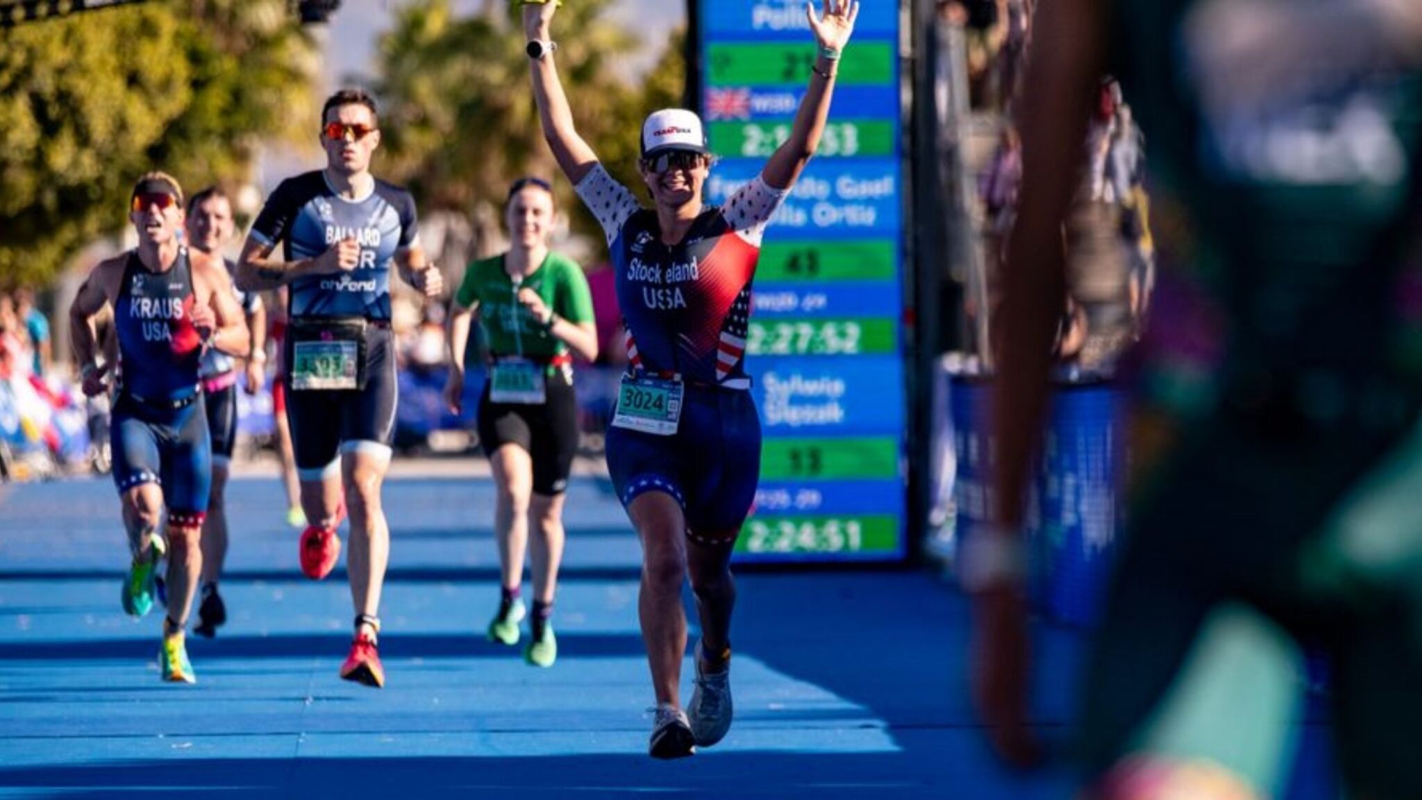 Triatletas de grupos de edad compitiendo en meta en una prueba de World Triathlon