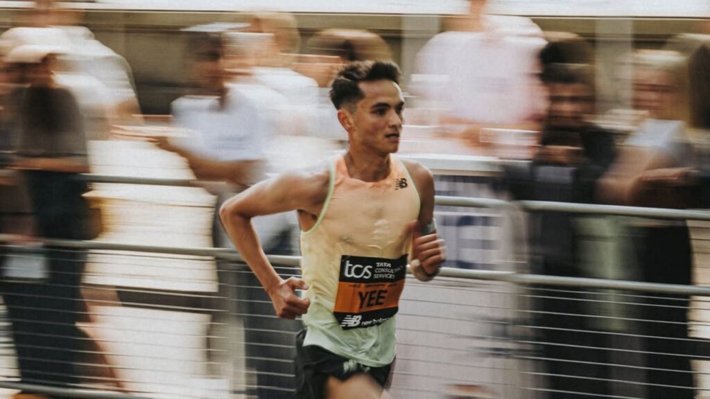 Alex Yee corriendo el Maratón de Londres en una imagen de carrera urbana