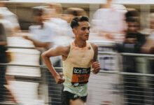 Alex Yee corriendo el Maratón de Londres en una imagen de carrera urbana