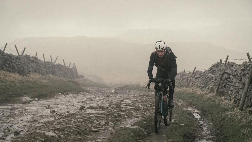 Alistair Brownlee pedalea por un tramo embarrado y pedregoso durante la Dales Divide 2026
