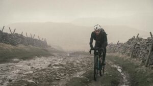 Alistair Brownlee pedalea por un tramo embarrado y pedregoso durante la Dales Divide 2026