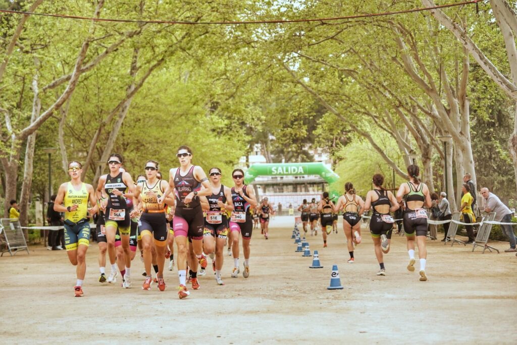 Grupo de duatletas compitiendo en la carrera a pie de la Liga Nacional de Duatlón 2026 en Albacete