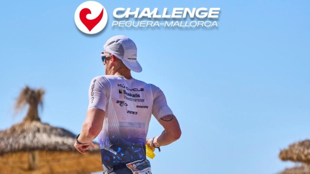 Triatleta en Challenge Peguera Mallorca 2026 en la playa de Peguera