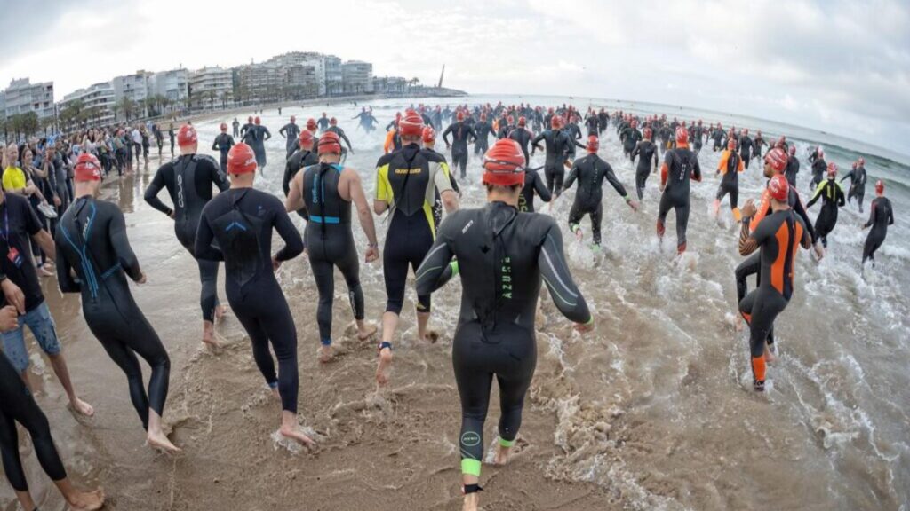 Salida de natación de Challenge Salou con decenas de triatletas entrando al mar