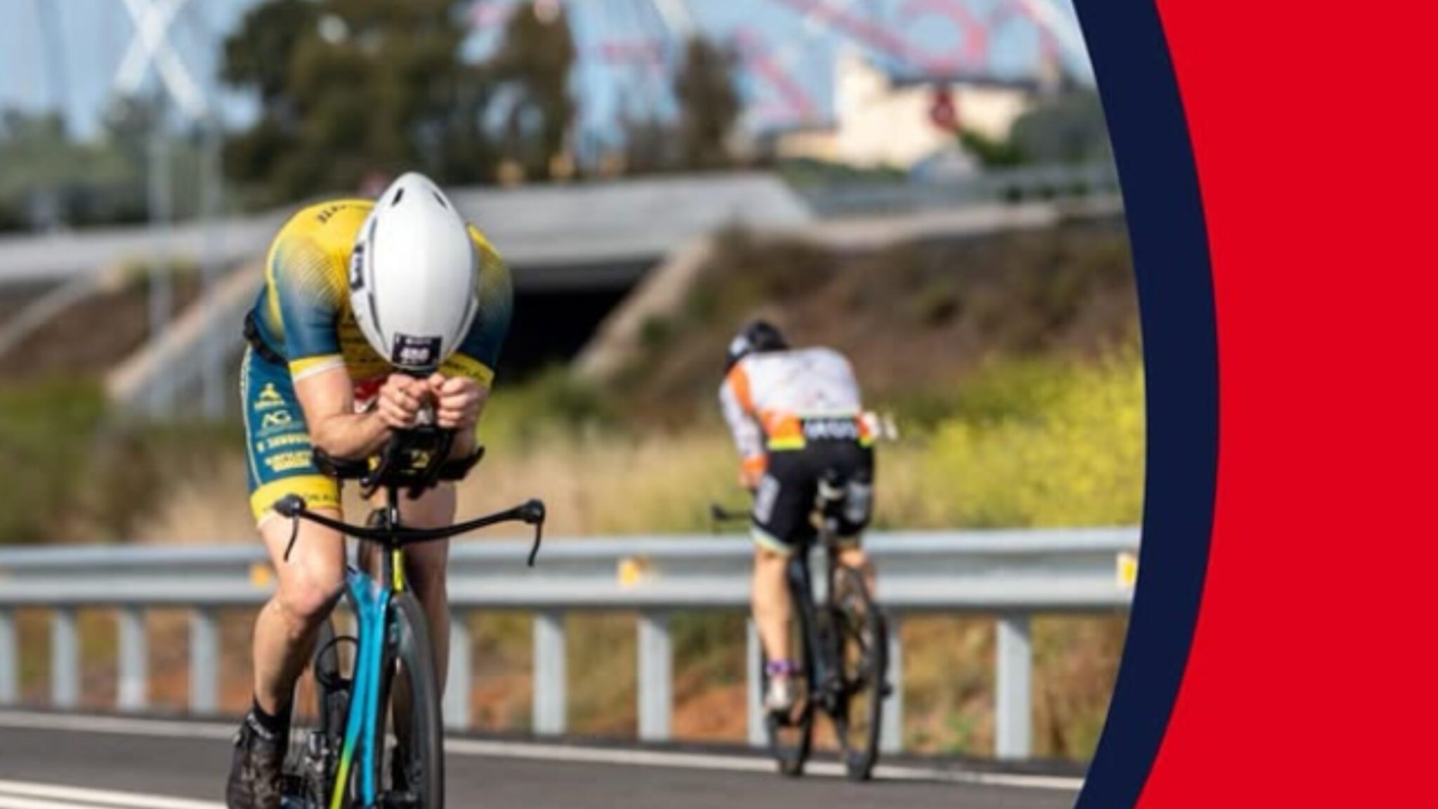 Triatleta compitiendo en el segmento ciclista de Challenge Salou