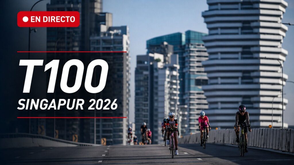 Ciclistas rodando por una autopista urbana de Singapur en una imagen sobre el T100 Singapur 2026 en directo