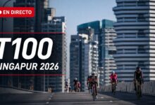 Ciclistas rodando por una autopista urbana de Singapur en una imagen sobre el T100 Singapur 2026 en directo
