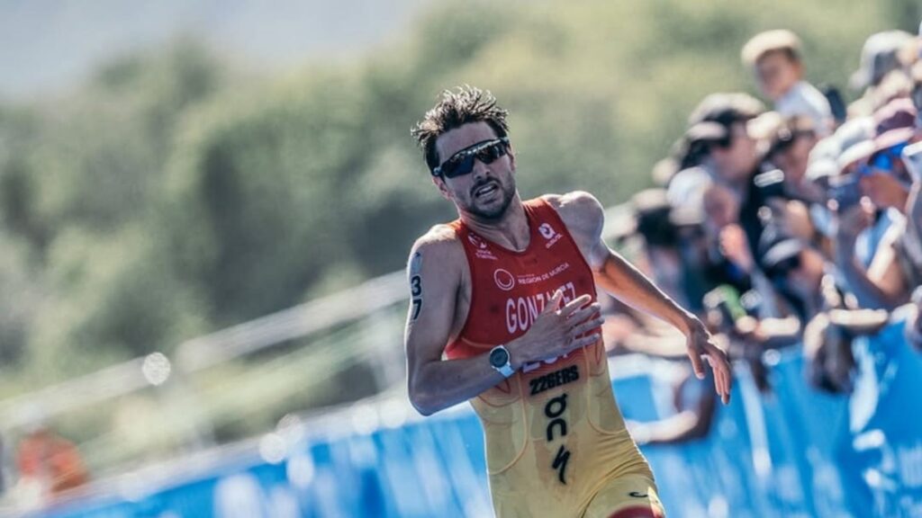 Alberto González corriendo en la WTCS Fréjus con el uniforme de la selección española