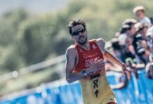 Alberto González corriendo en la WTCS Fréjus con el uniforme de la selección española