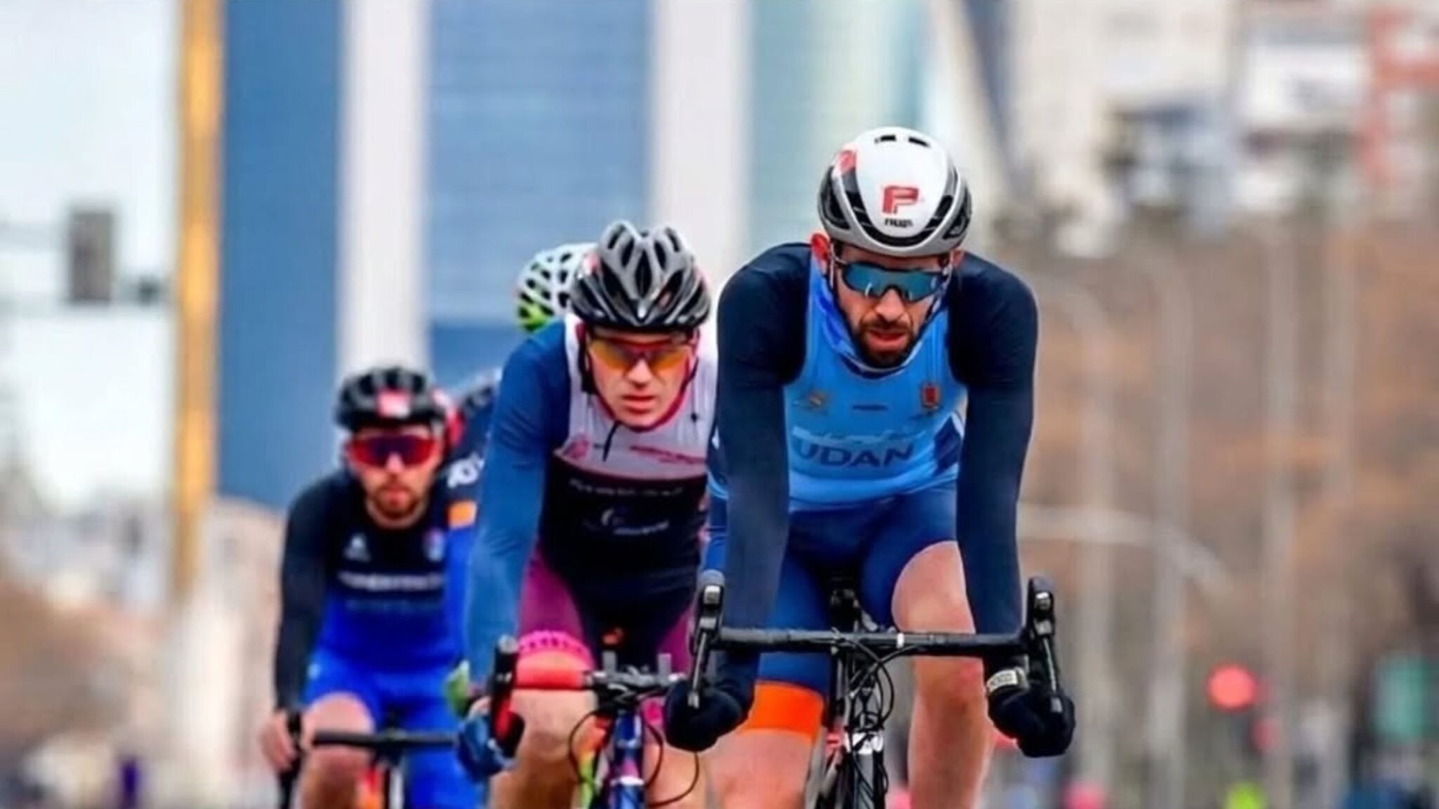 Ciclistas compitiendo en el Duatlón Villa de Madrid por el Paseo de la Castellana