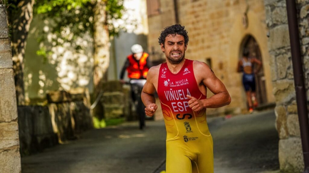 Kevin Tarek Viñuela compitiendo con España en una prueba de triatlón cros