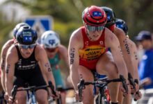 Noelia Juan lidera un grupo ciclista en una prueba internacional de triatlón