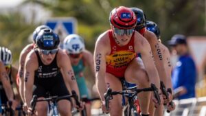 Noelia Juan lidera un grupo ciclista en una prueba internacional de triatlón