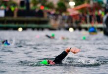 Participantes nadando durante el segmento de natación del IRONMAN Texas 2026 en Lake Woodlands