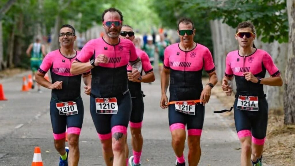 Triatletas compitiendo en carrera a pie durante el Gran Triatlón Madrid