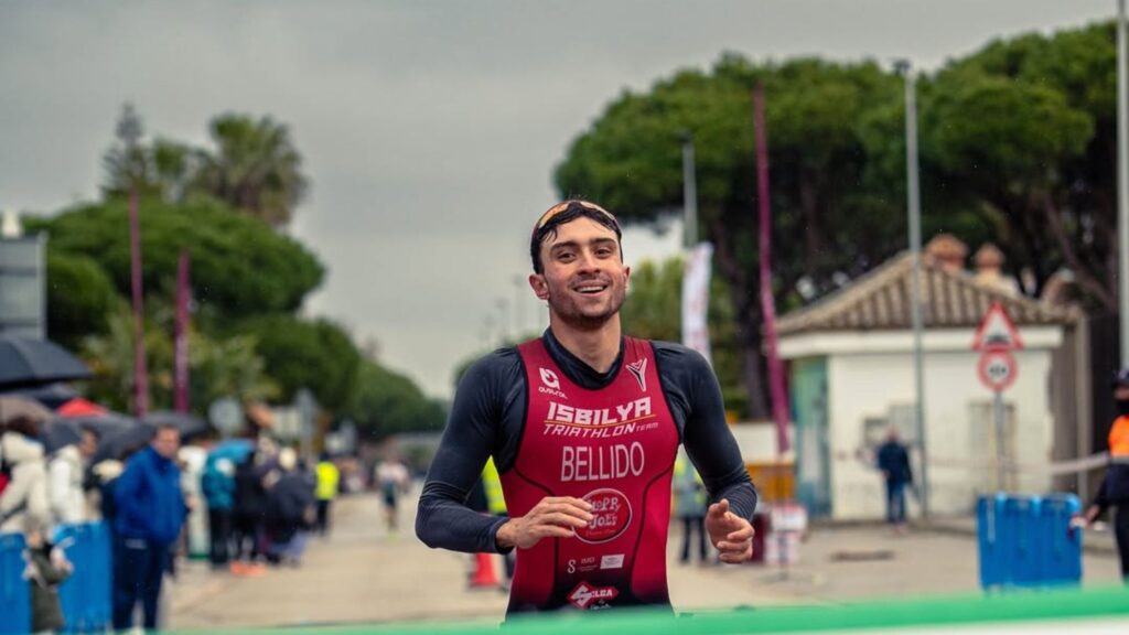 Igor Bellido compitiendo con el Club Triatlón Isbilya en una prueba de triatlón
