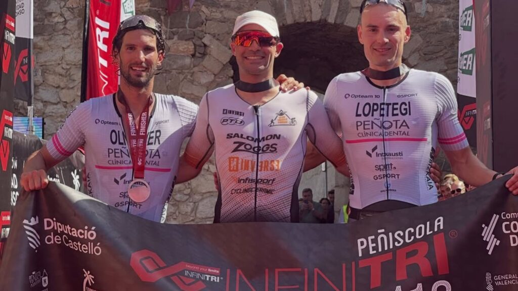 Jordi Montraveta, Carlos Oliver y Julen Lopetegui en el podio masculino del Infinitri 113 Peñíscola 2026