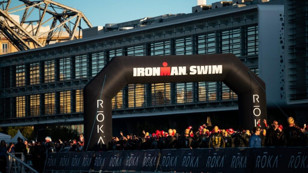 Arco de salida de natación del IRONMAN 70.3 Valencia con triatletas preparados en La Marina
