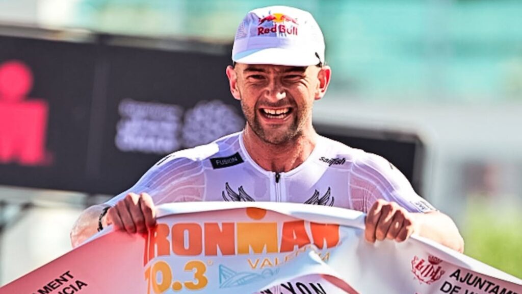 Sam Laidlow celebra su victoria en el IRONMAN 70.3 Valencia 2026