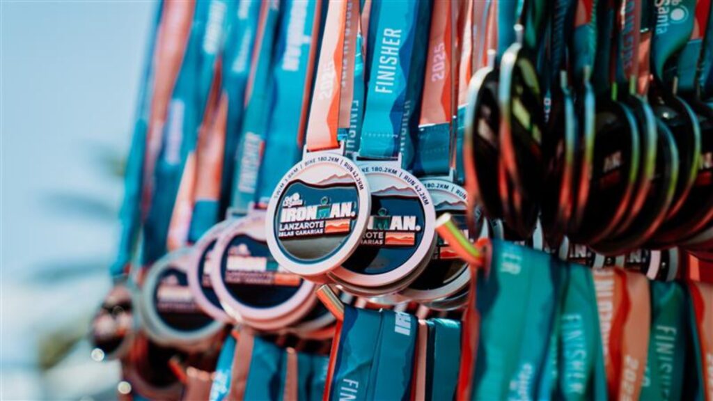 Medallas finisher del IRONMAN Lanzarote colgadas antes de la prueba