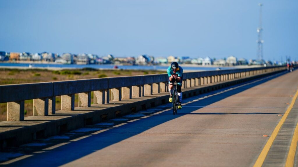 Ciclista compitiendo en el recorrido del IRONMAN Texas 2026 en The Woodlands