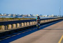 Ciclista compitiendo en el recorrido del IRONMAN Texas 2026 en The Woodlands