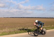 Triatleta acoplado sobre la bicicleta en el recorrido de IRONMAN Texas