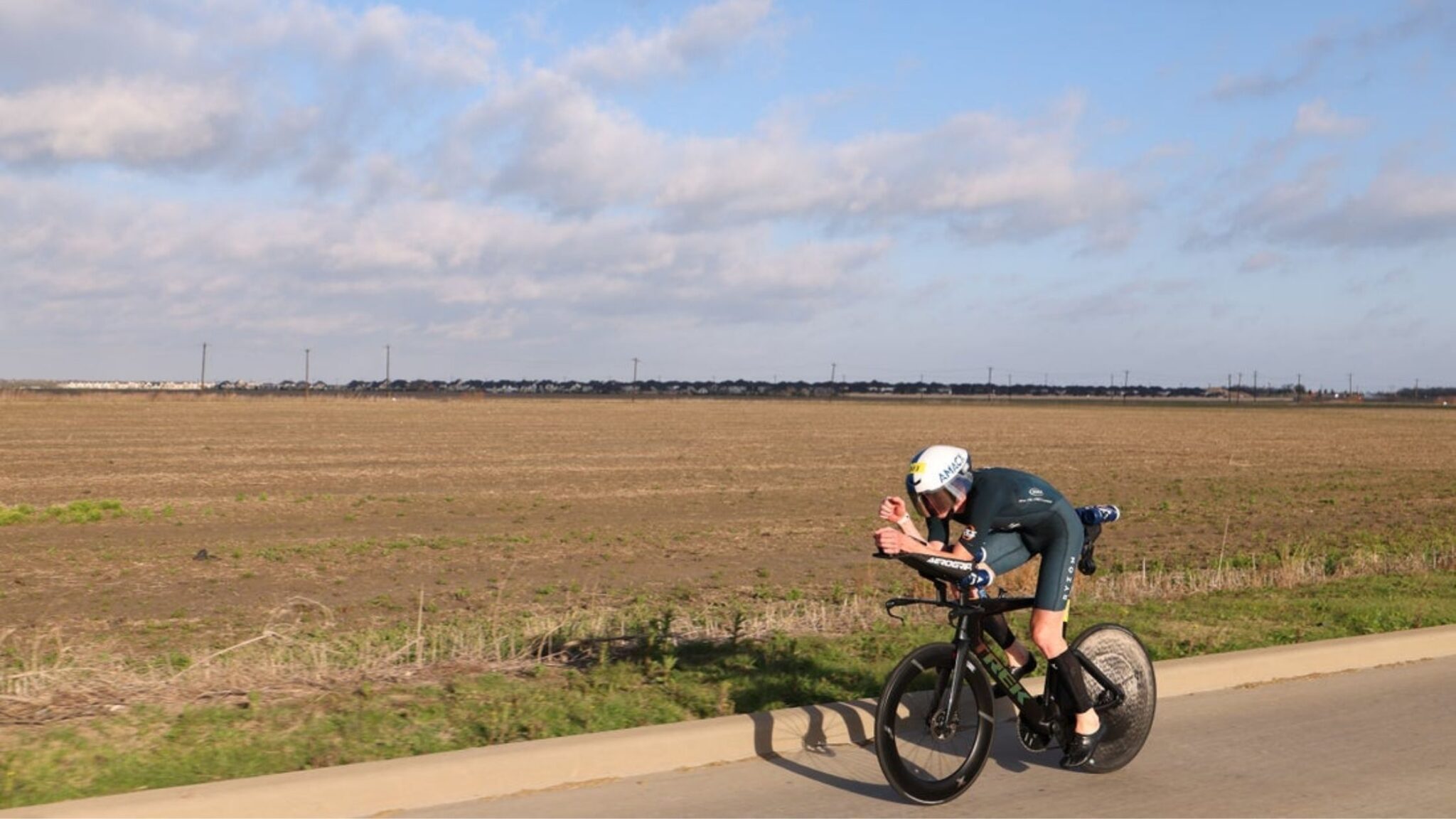 Triatleta acoplado sobre la bicicleta en el recorrido de IRONMAN Texas