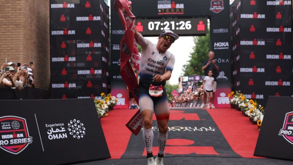 Kristian Blummenfelt cruza la meta como ganador del IRONMAN Texas 2026 en The Woodlands
