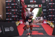 Kristian Blummenfelt franchit la ligne d'arrivée et remporte l'IRONMAN Texas 2026 à The Woodlands.