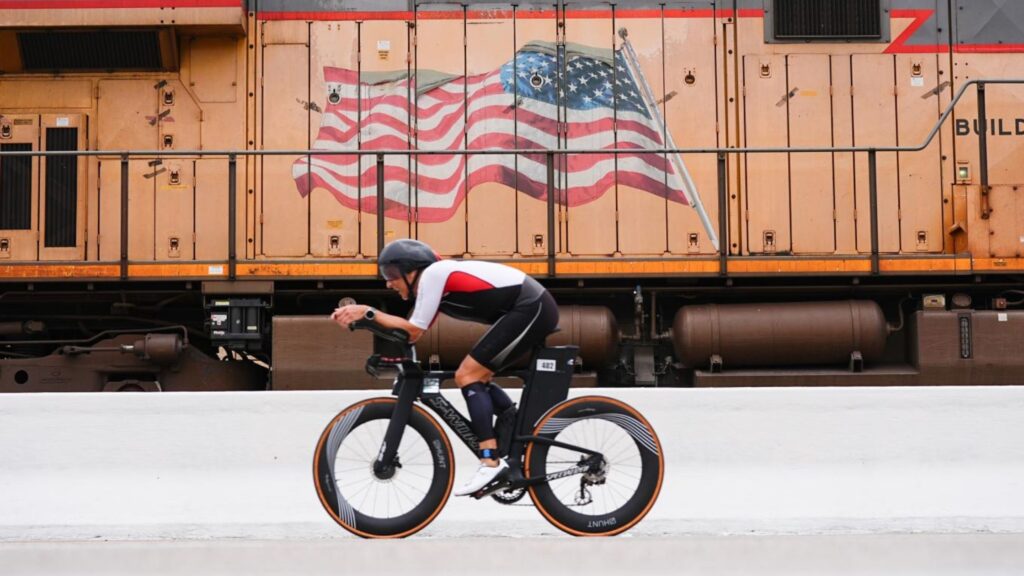 Triatleta en el segmento ciclista del IRONMAN Texas en The Woodlands