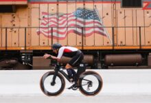 Triatleta en el segmento ciclista del IRONMAN Texas en The Woodlands