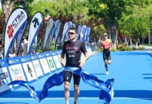 Javier Gómez Noya cruza la meta en el Yangtze Delta International Triathlon de Shanghái