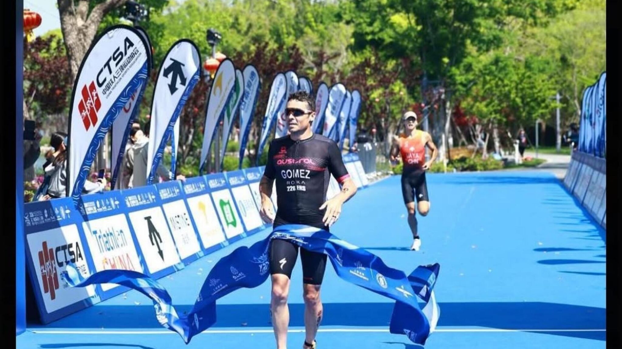 Javier Gómez Noya cruza la meta en el Yangtze Delta International Triathlon de Shanghái