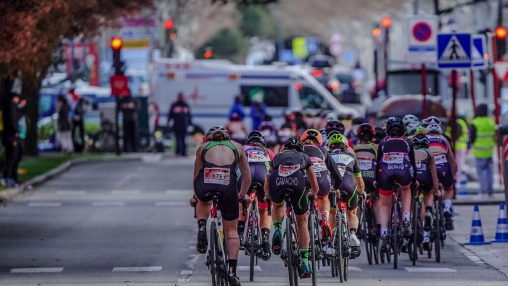 Pelotón ciclista femenino durante una prueba de duatlón en un circuito urbano de Albacete