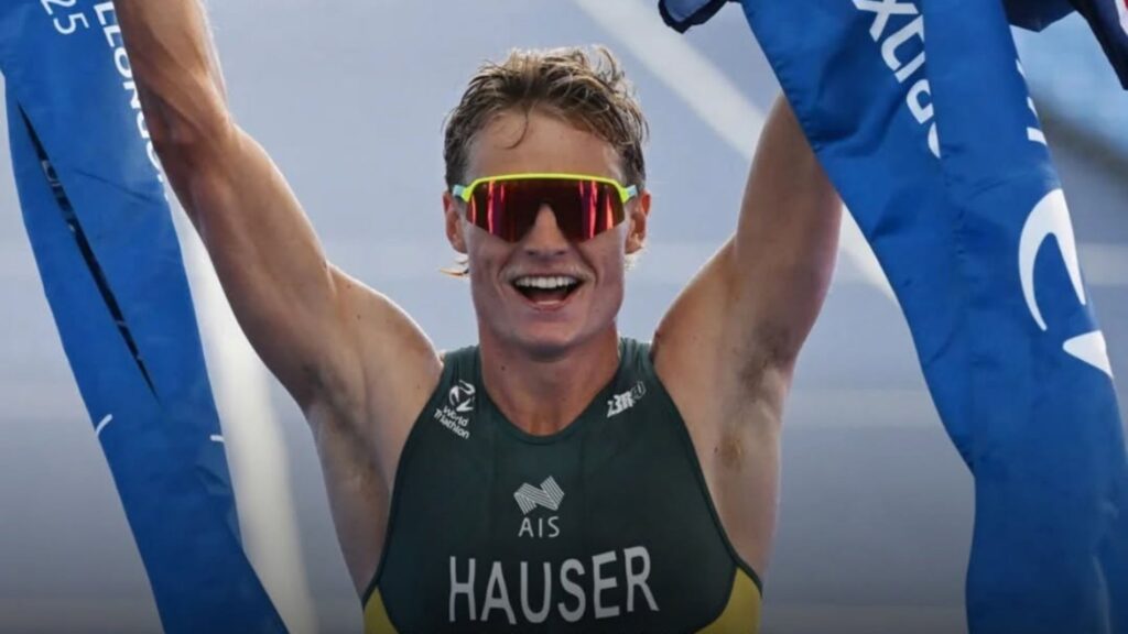 Matt Hauser celebra una victoria con los brazos en alto antes de su debut en el T100 Singapur 2026