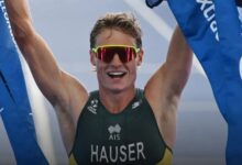 Matt Hauser celebra una victoria con los brazos en alto antes de su debut en el T100 Singapur 2026