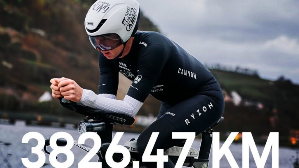 Alex McCormack en posición aerodinámica durante su récord mundial de 3.826,47 km en 7 días