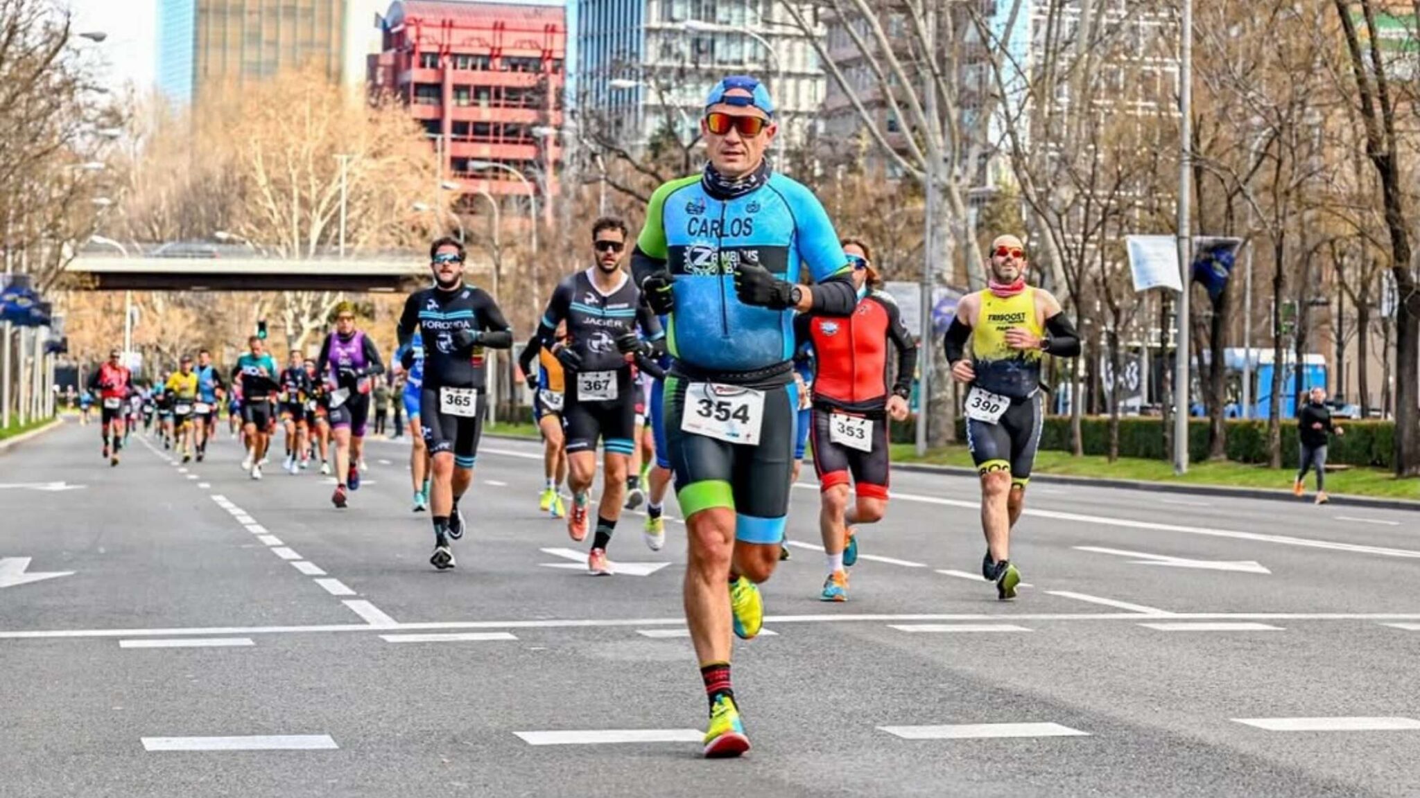 Duatletas corriendo por el Paseo de la Castellana durante el Duatlón Villa de Madrid