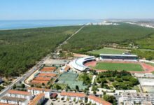 Vista aérea de Monte Gordo con el estadio, las pistas y la franja costera de Portugal