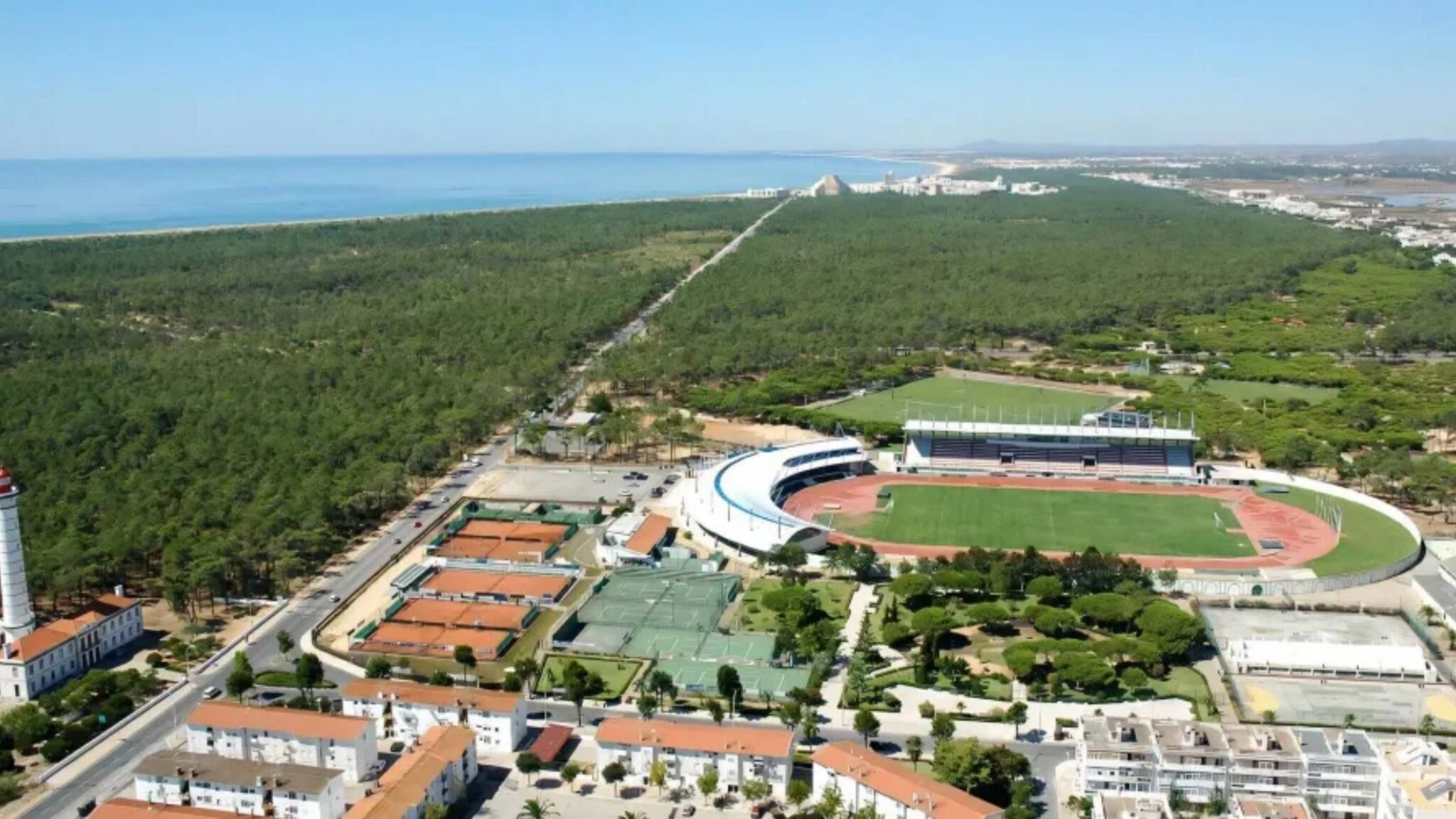 Vista aérea de Monte Gordo con el estadio, las pistas y la franja costera de Portugal